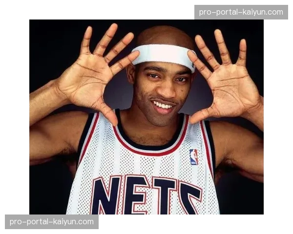 特写：致敬传奇，猛龙主场暂停期间播放文斯·卡特入选名人堂的致敬短片