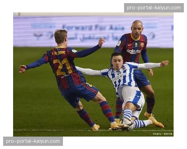 西甲实时：比利亚雷亚尔与皇家社会对攻，半场比分1-1