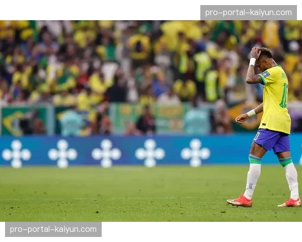 特写：在替补席目睹球队被淘汰，内马尔用球衣掩面，神情落寞